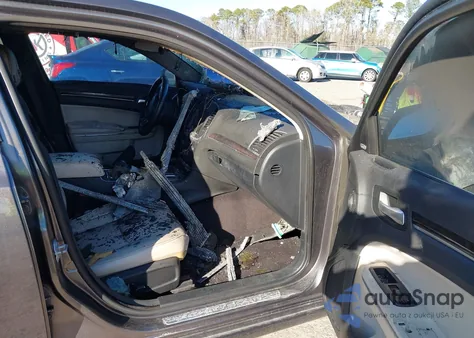 2018 Chrysler 300 Limited z USA, uszkodzony, nr VIN 2C3CCAEG2JH129889